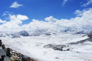 Spectacular snowscape at the Mila Mountain pass