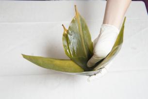 Chef demonstration: Fold the bamboo leaves into a funnel