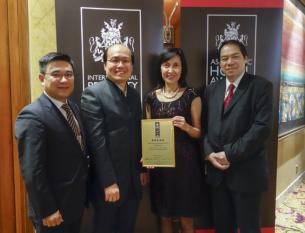 Sun Hung Kai Real Estate Agency General Manager (Office Leasing) Lo King-wai (far left), Deputy Project Directors Tony Tang (second left) and Pau Wai-keung (right) and Kai Shing Management Services General Manager Irene Wai with the Best Mixed-Use Hong Kong Development award for ICC