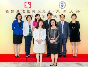 SHKP-Kwoks' Foundation Executive Director Amy Kwok (front, left), Vice President of Tianjin University and Chairperson of Peiyang Education Development Foundation Feng Yaqing (front, right) at the announcement