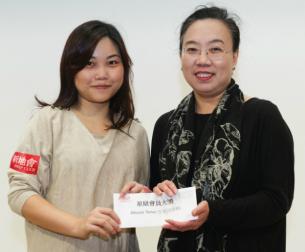 新地会董事总经理谢文娟（右一）向得奖会员致以祝贺