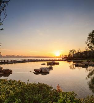 住户可悠然欣赏金鸡湖的日落景致