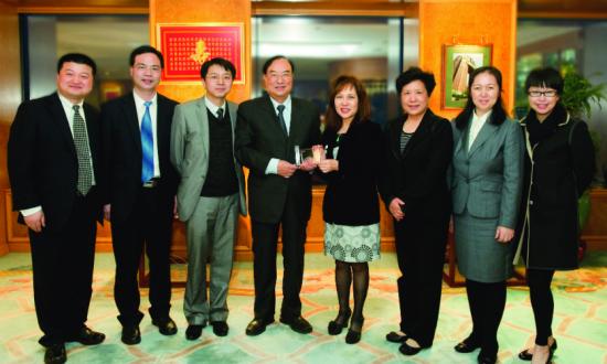 SHKP-Kwoks' Foundation Executive Director Amy Kwok (fourth right) welcoming Zhejiang University Development Committee Chairman Zhang Junsheng (fourth left)