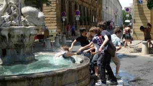 年轻人在广场中央的喷泉玩耍