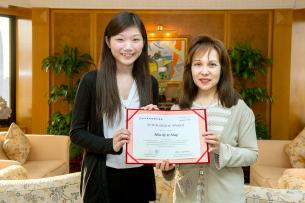 SHKP-Kwoks' Foundation Executive Director Amy Kwok (right) presenting a scholarship certificate to Sy Yining