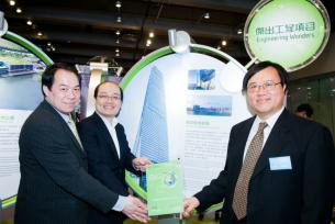 右起：新地代理建築部總經理巫幹輝、副策劃總監鄧偉文及鮑偉強，對ICC成為21世紀香港十大傑出工程深感鼓舞