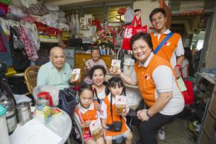 SHKP volunteers visit the elderly for Mid-autumn Festival