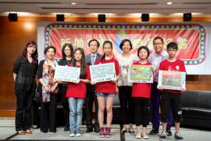 新地副董事總經理雷霆（左五）、新地義工Team力量總領袖梁麗慈（左二）及一眾嘉賓，與「理想香港‧我的家」創作比賽的得獎學生合照