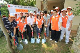 SHKP Volunteer Team Chief Leader Michelle Leung (second left), guests and SHKP volunteers at the groundbreaking of "SHKP Greenery Project"