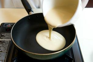 先用攪拌機把麵粉和砂糖拌勻，然後加入牛奶和水攪拌，再加入雞蛋攪打成幼滑糊狀