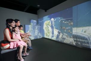 「香港故事立體電影館」播放影片期間，立體裝置隨時彈出，為觀眾帶來驚喜