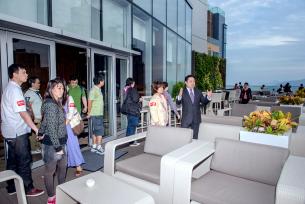 星级会员及其亲友参观香港九龙东皇冠假日酒店，亲身体验全新五星级酒店的豪华款待
