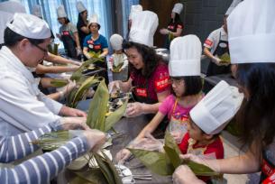 Children cooking with their mothers to improve parent-child relationships