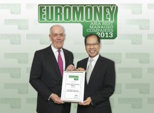 新地执行董事兼首席财务总监陈国威（右）接受《Euromoney》颁发地产类别“亚洲最佳公司”殊荣