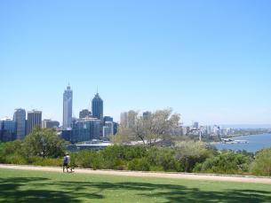 从King's Park眺望，迅速发展中的珀斯仍保留着西澳的绿茵与写意