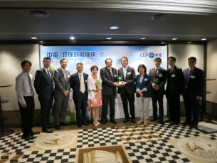 Representatives of Kai Shing (left picture) and Royal Elite (Hong Yip's associate, right picture) are recognized for environmental protection and energy-saving