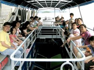 會員乘坐玻璃底船，欣賞海下灣海岸公園一帶的珊瑚群落。