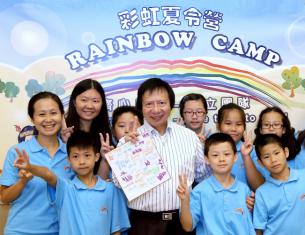 SHKP Chairman and Managing Director Thomas Kwok encouraging children to persevere