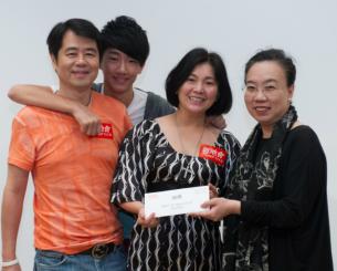 SHKP Club Managing Director Winnie Tse (right in both photos) congratulating winners