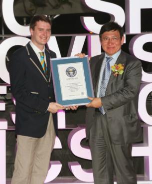 吉尼斯世界纪录认证官Charles Wharton（左）向新地主席兼董事总经理郭炳联颁发证书，并宣布“ICC声光耀维港”正式成为“于单一建筑物上最大型灯光音乐表演”