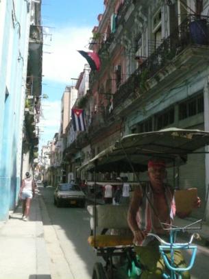 人力车是古巴的主要交通工具之一，为的是减少石油消耗