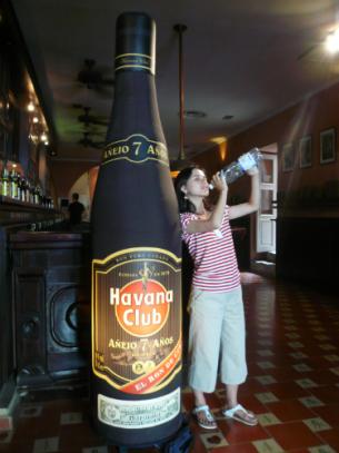 参观哈瓦那俱乐部时，别忘一尝以世界驰名的古巴朗姆酒调制的Mojito