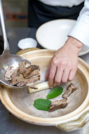 Place the lamb, sugar cane and lemon leaf in a clay pot to stew